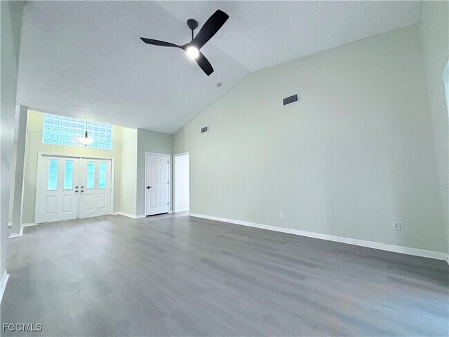 Building Photo - 2200 SW 40th St