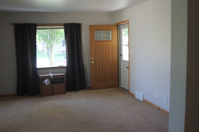 living rm - 526 S 16th Ave