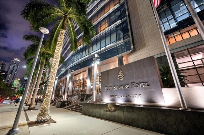 Building Photo - 1435 Brickell Ave