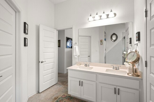 Foto del edificio - 128 Riverhill Dr