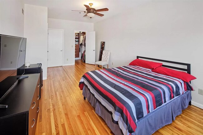Habitación principal - Baño adjunto de la puerta - 517 74th St