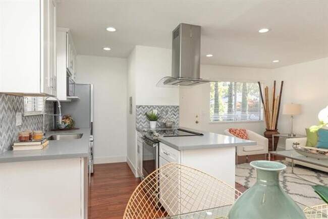 Foto del edificio - Gorgeous Remodeled 2 Bedroom 1 Bath Condo ...