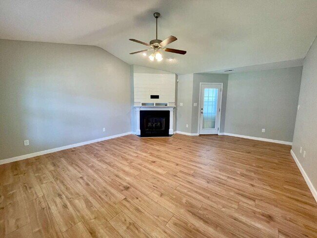 Building Photo - Charming 3-Bedroom Haven With 2 Full Baths...
