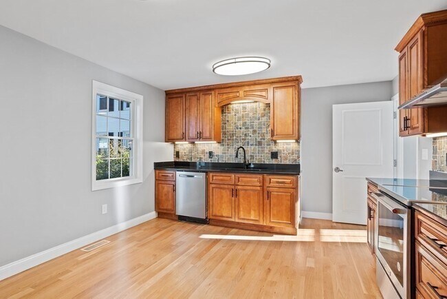 Building Photo - 144 Lincoln Rd