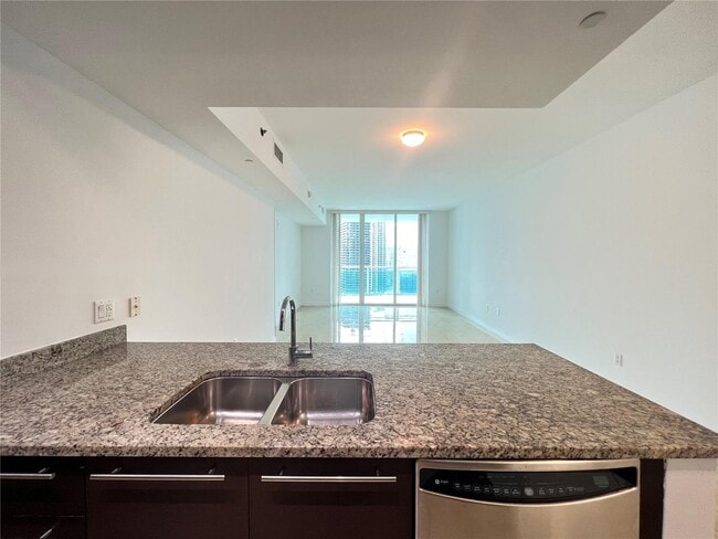Building Photo - 950 Brickell Bay Dr