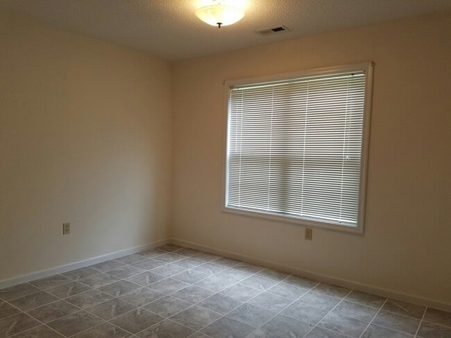 Building Photo - 108 Sutton Dr