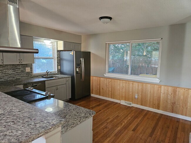 Foto del edificio - 4 bed 2 bath in Denver