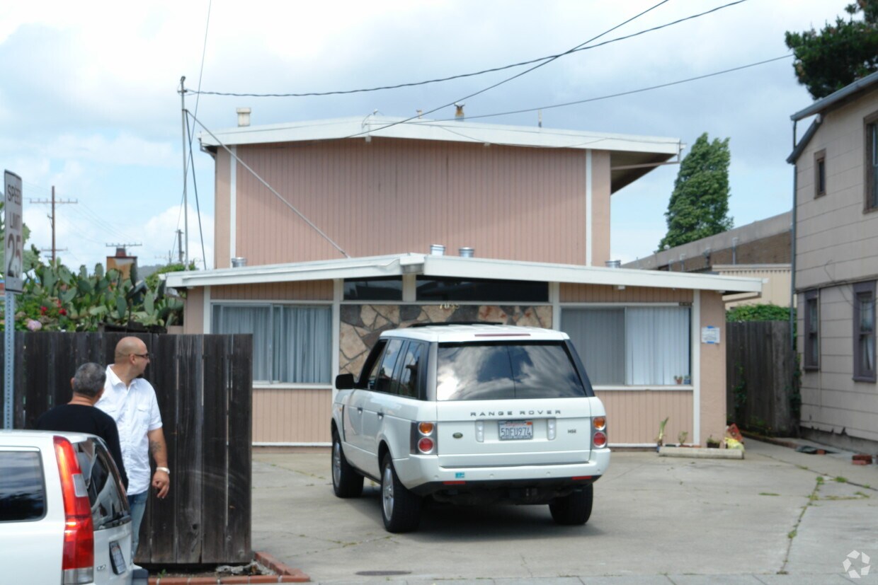 Building Photo - 1035 Cedar St
