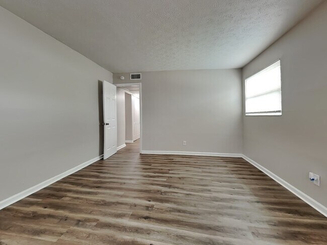 Foto del edificio - 2318 Burpee Dr W