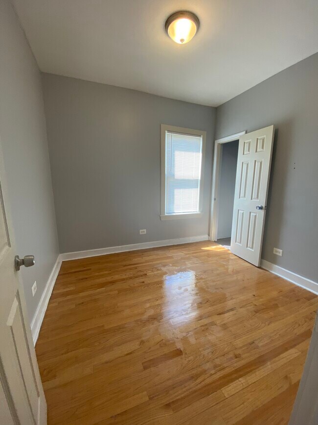 Building Photo - 305 W 95th St