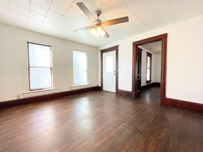 Building Photo - Large 3 Bed, 1 Bath With Fenced in Yard