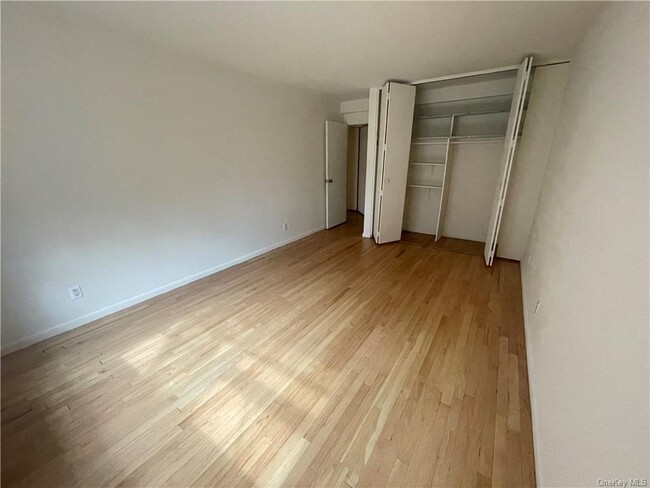 Foto del edificio - 80 E Hartsdale Ave