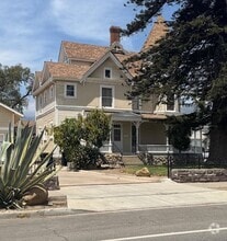 Building Photo - 933 E Santa Paula St