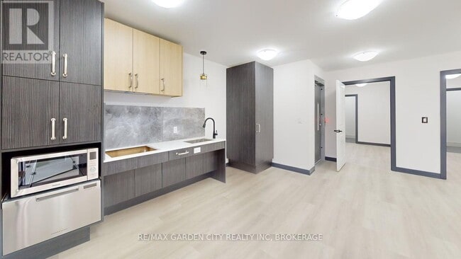 Building Photo - 729 Queensdale Ave E