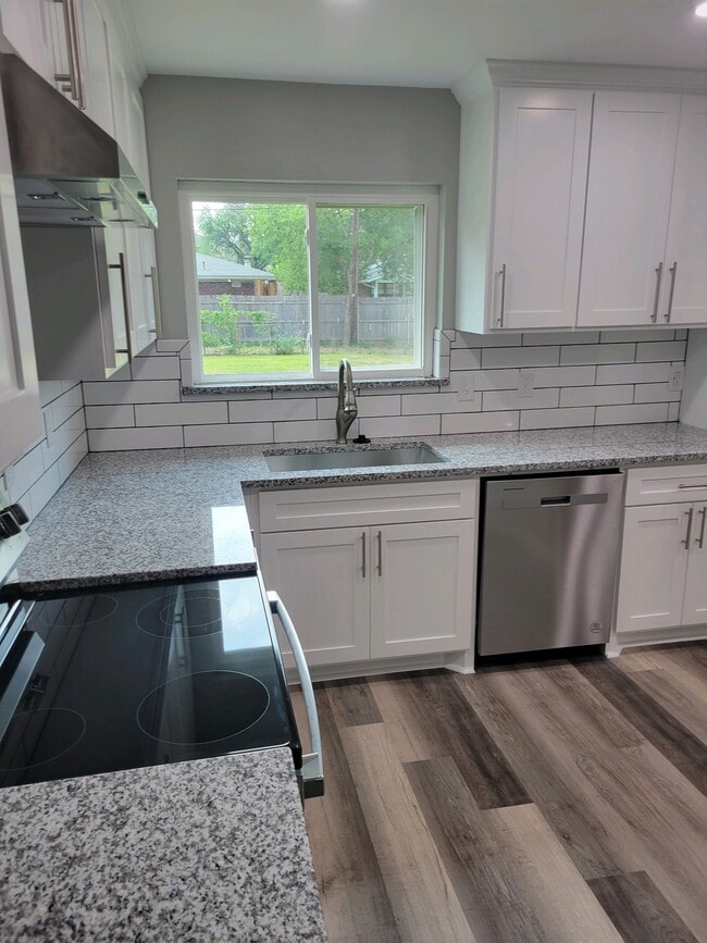 Building Photo - 4903 Lake Park Dr