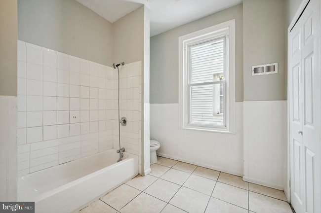 Photo - 2014 W Oxford St House