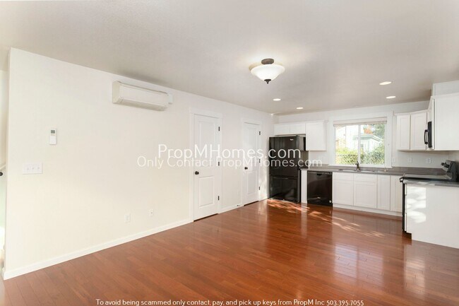 Building Photo - Enchanting 2-Bedroom Gem in SE Portland - End Unit!