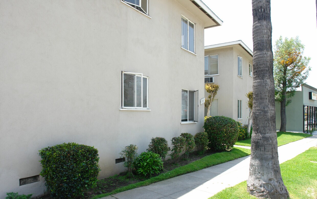 Building Photo - 608 W Glenoaks Blvd