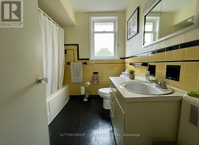 Building Photo - 16 Kingsway Dr