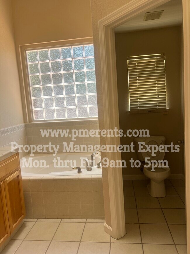 Foto del edificio - 10613 Hidden Grove Cir