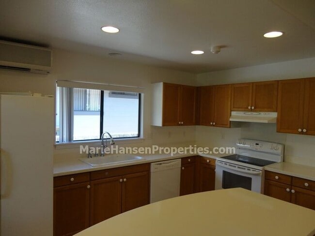 Building Photo - Single level Home 3 bedroom 2 full bath wi...