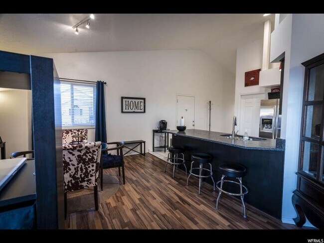 Building Photo - 10167 N Cottonwood Dr