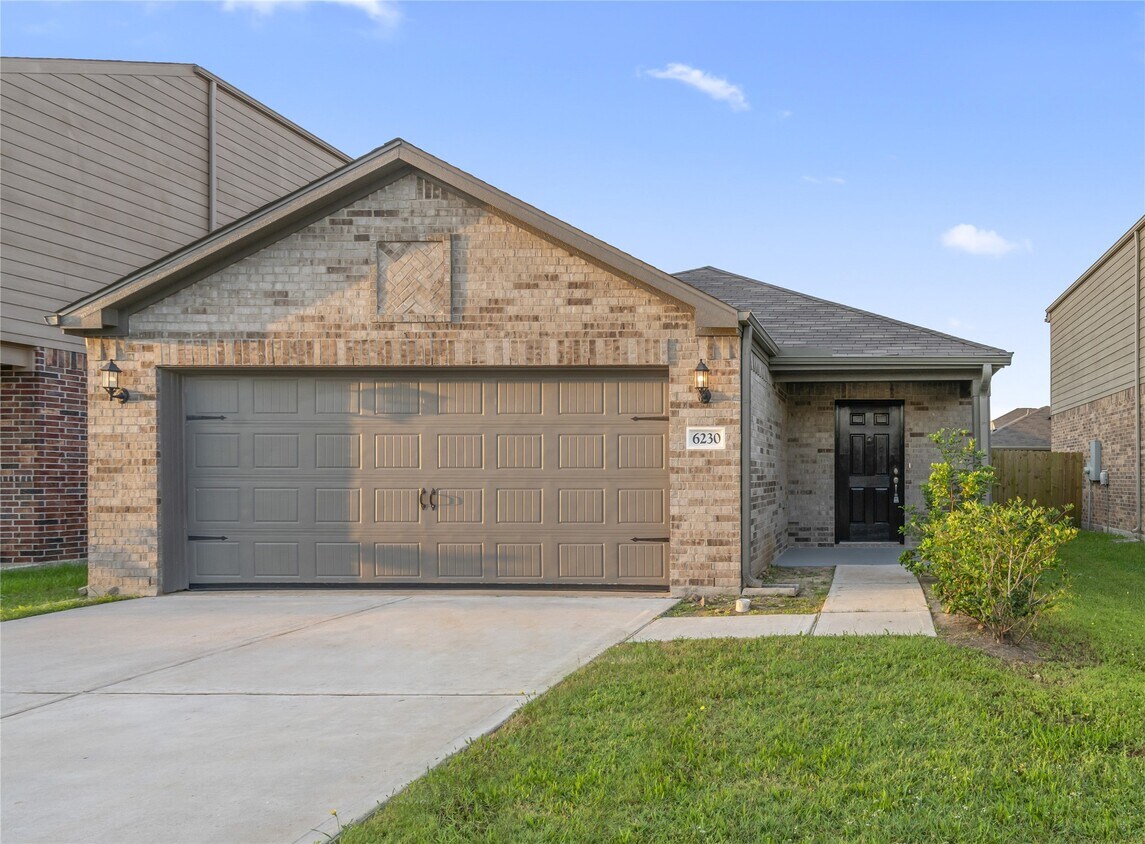 Primary Photo - 6230 El Cobre Dr