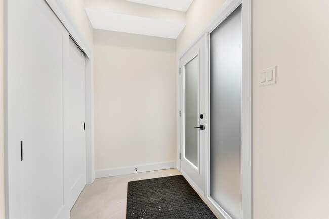 Building Photo - 847 Woodroffe Ave