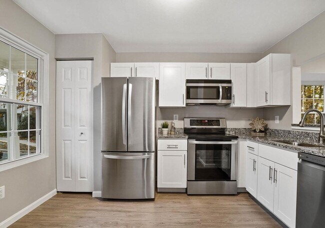 Foto del edificio - Gorgeous End Unit townhouse with WATER VIEWS ready mid August!