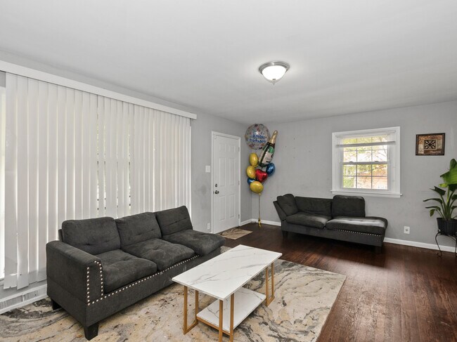 Foto del edificio - 427 Clyde Ave