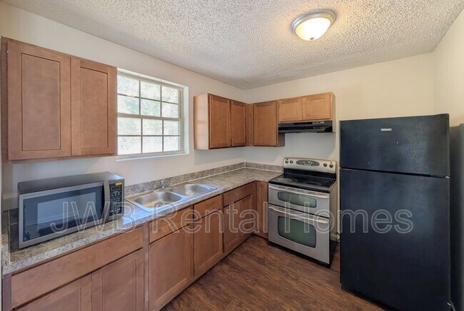 Foto del edificio - 8223 Hewitt St