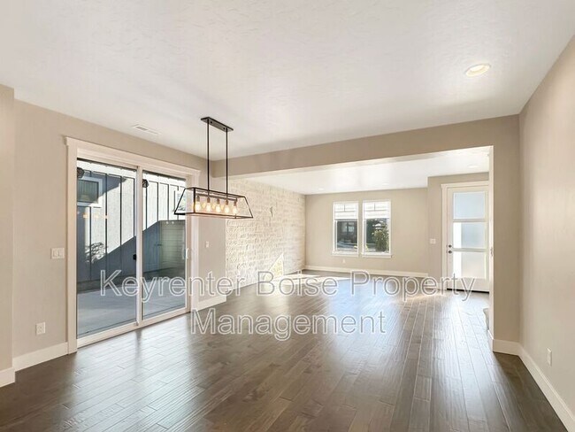 Foto del edificio - 4326 E Parkcenter Blvd