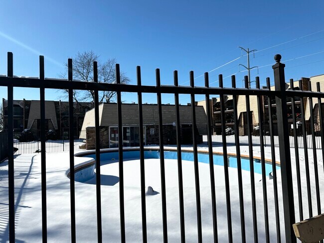 Foto del edificio - 7302 Blackstone Ave