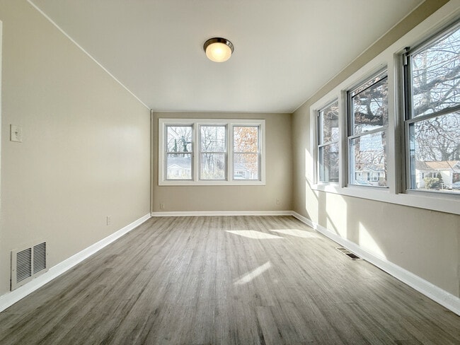 Foto del edificio - 16 Jenkins Ave