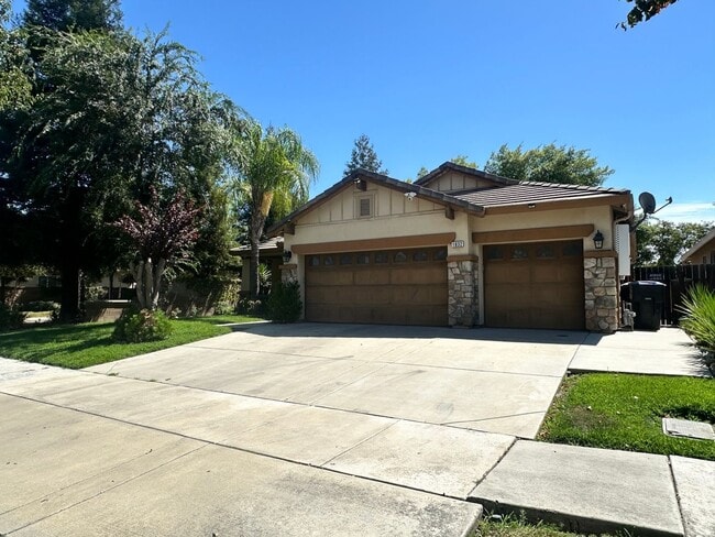 Building Photo - NW Visalia home located on a corner lot coming soon!