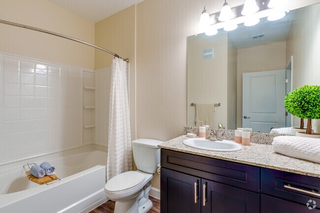1 habitación, 1 baño - 829 pies cuadrados - Baño - The Oasis at Moss Park Preserve