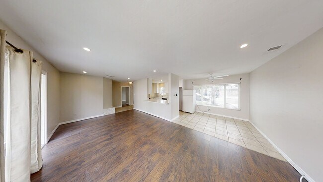 Building Photo - 5BD/2BA, Easy Walk to Campus!!