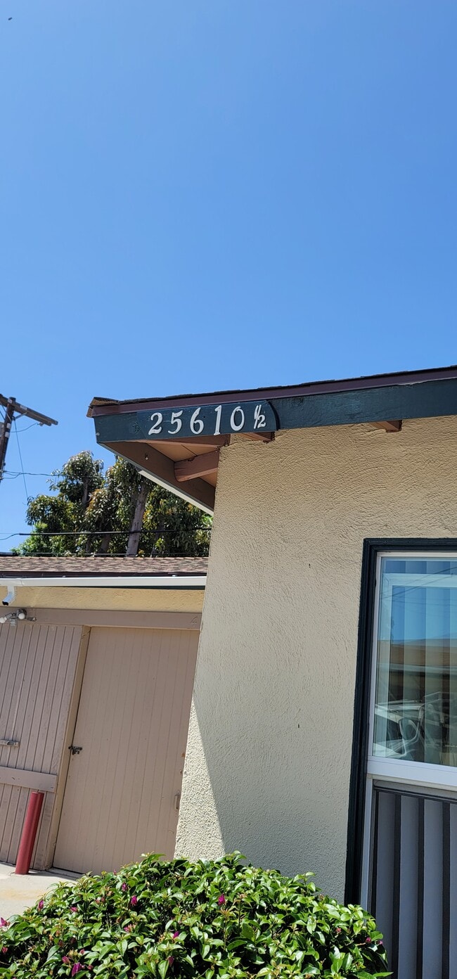 Building Photo - 25610 Oak St