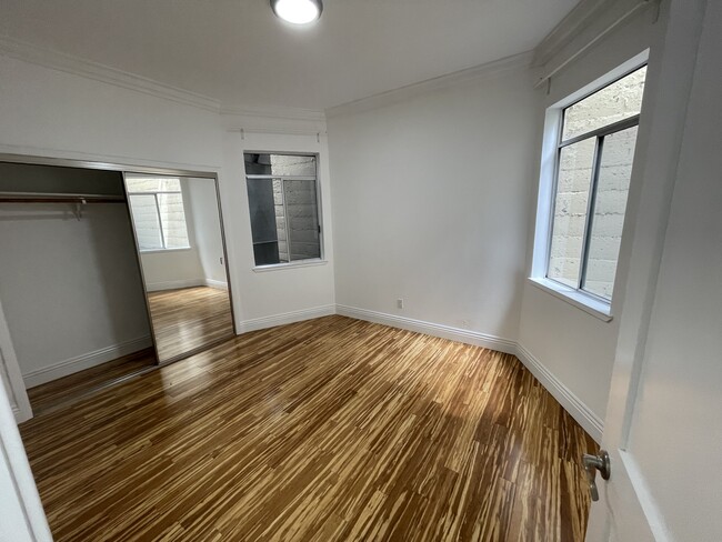 Building Photo - Spacious Top Floor 2 Bedroom Overlooking V...