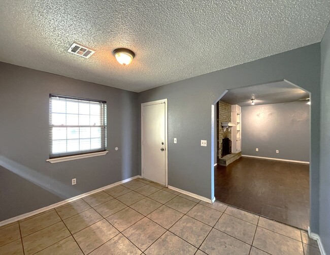 Building Photo - *Coming Soon* Charming 3 bed 2 bath home R...