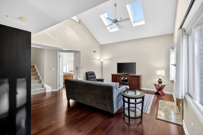 Foto del edificio - Creekside 1st floor unit Showing Saturday 1/31 10am-10:15am