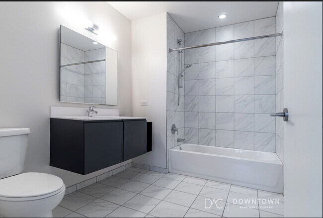 Building Photo - 742 N La Salle Dr