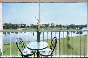 Foto del edificio - 300 Forest Lakes Blvd