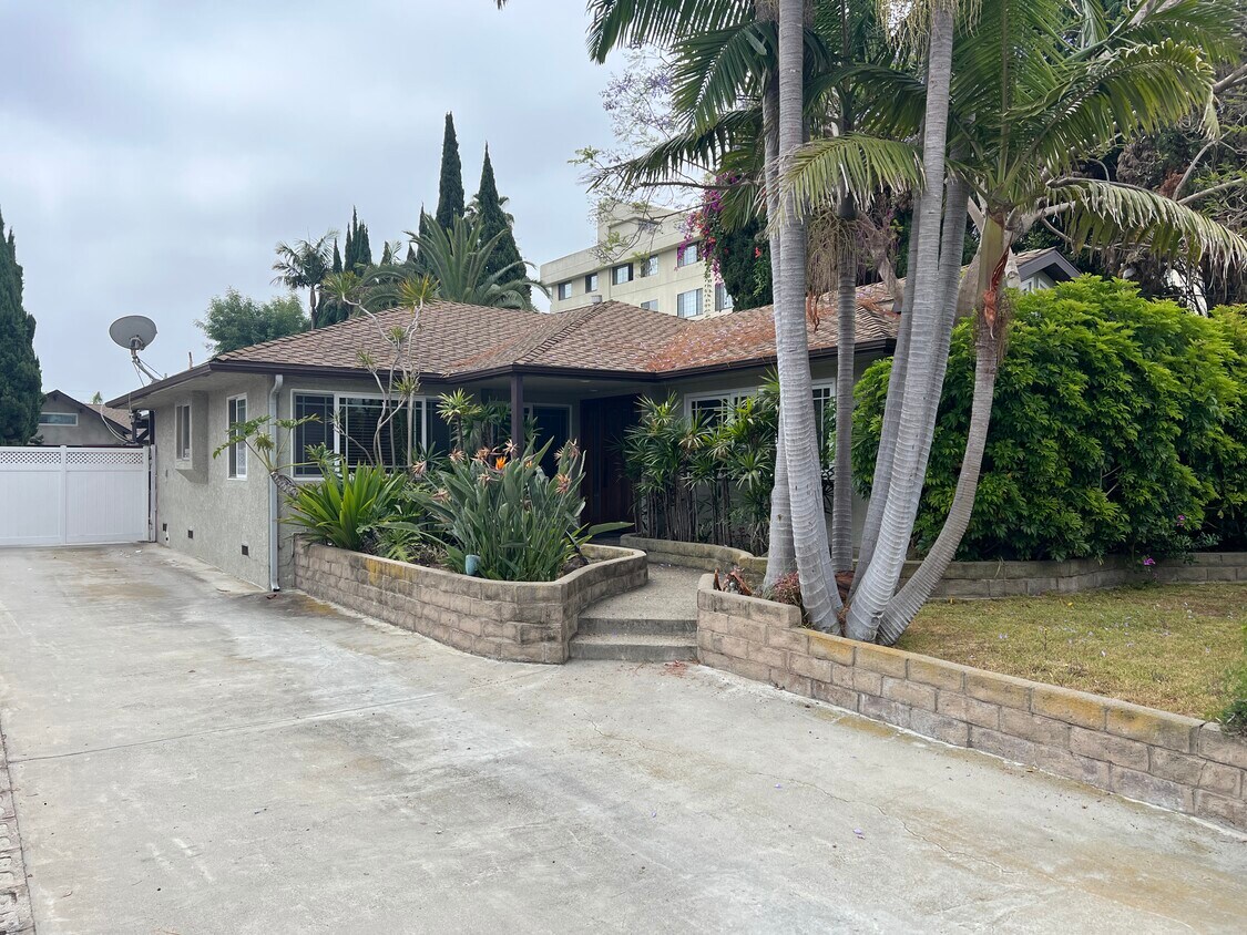 Primary Photo - 11160 Greenlawn Ave