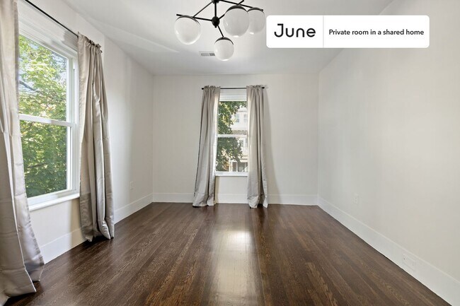 Building Photo - Private bedroom in 3 bed/1 bath Home