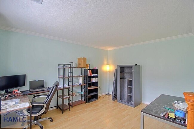 Building Photo - 180 Village Lake Dr