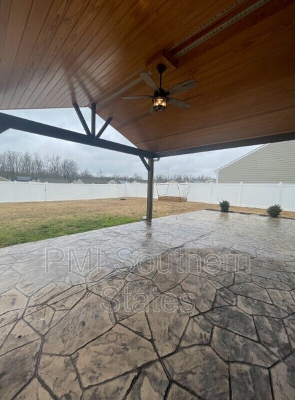 Foto del edificio - 205 Lake Grove Rd
