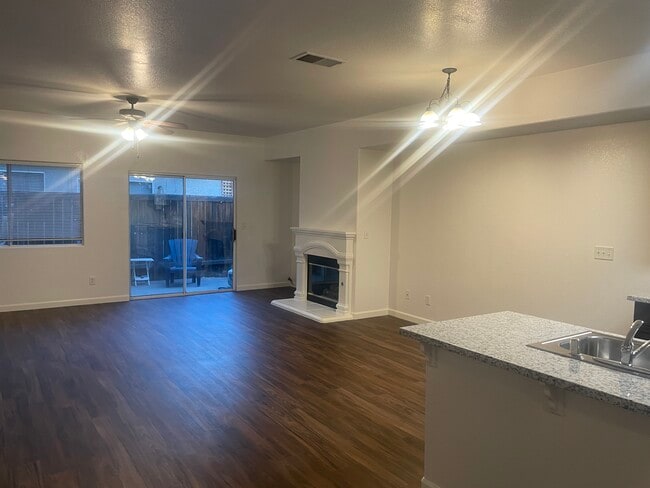 Building Photo - 1237 W Spruce Ave