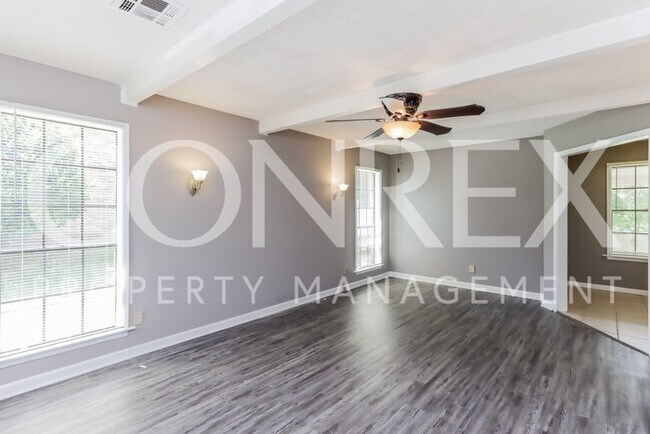 Building Photo - Stunning 3 bedroom in Montgomery!