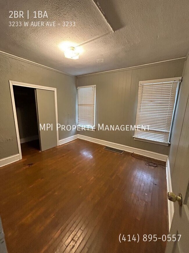 Building Photo - 3233 W. Auer Avenue- 2 BR Lower